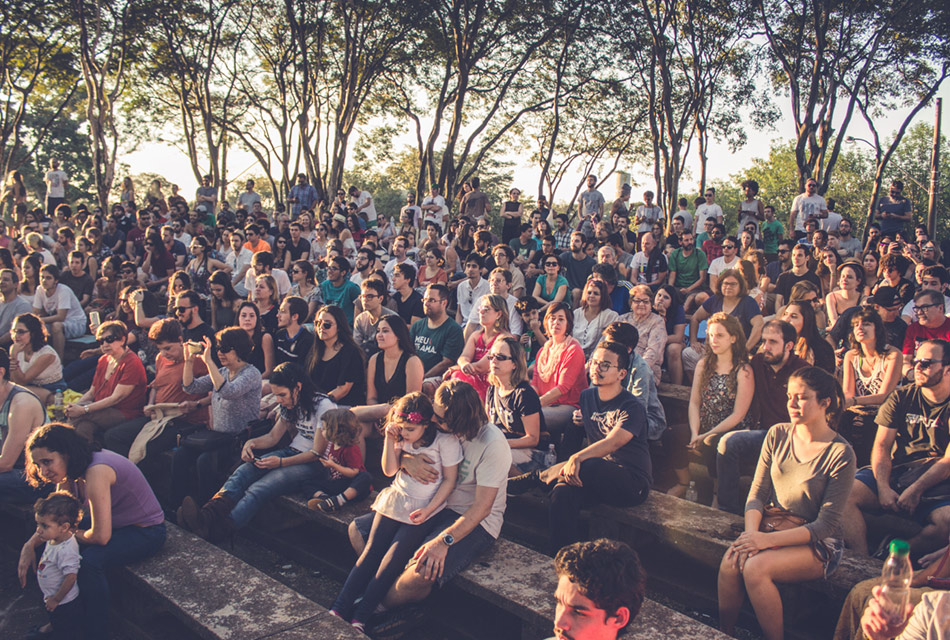 Público acompanha apresentação no Festival Corredor Cultural na Praça da Paz