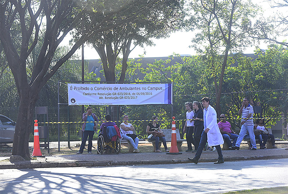 Faixa advertia sobre a proibição ao comércio irregular no local Faixa advertia sobre a proibição ao comércio irregular no local