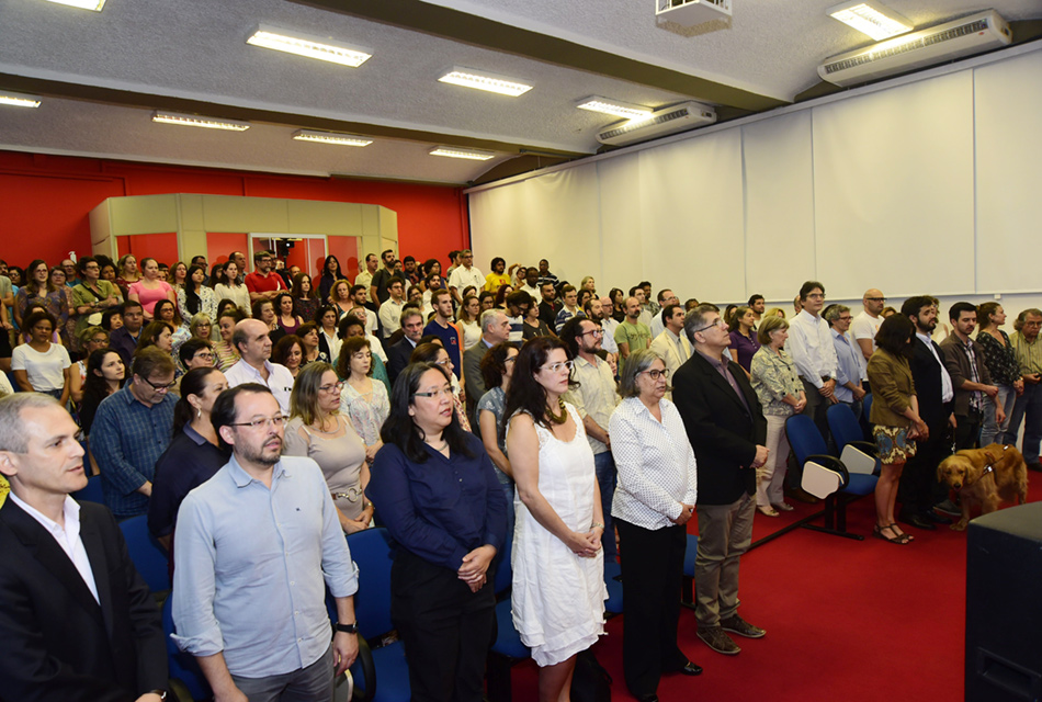 Cerimônia foi realizada no auditório Prof. Fausto Castilho Cerimônia foi realizada no auditório Prof. Fausto Castilho
