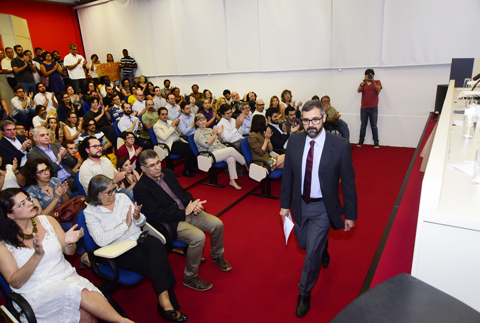 Bianchi é chamado a integrar a mesa diretiva sob aplausos Bianchi é chamado a integrar a mesa diretiva sob aplausos