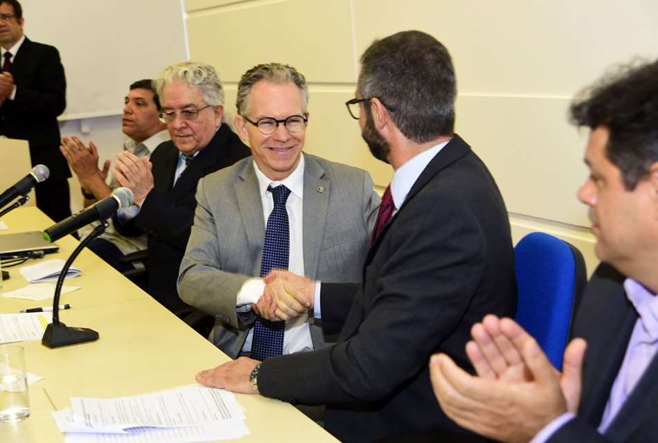 O reitor Marcelo Knobel cumprimenta o novo diretor do IFCH, Alvaro Bianchi