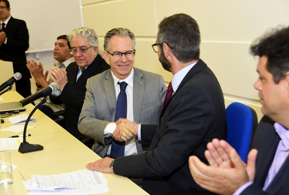 O reitor Marcelo Knobel cumprimenta o novo diretor do IFCH, Alvaro Bianchi O reitor Marcelo Knobel cumprimenta o novo diretor do IFCH, Alvaro Bianchi