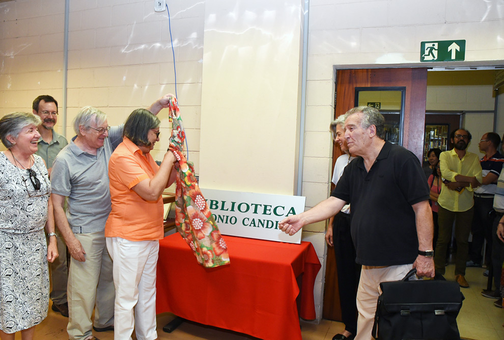 Cerimônia de descerramento de placa na Biblioteca Antonio Candido
