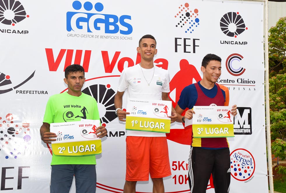Pódio da categoria masculino 10km, com Felipe Rocha e Pinto em primeiro lugar, Valdenilson de Miranda em segundo e Leonardo Sá Teles Sousa em terceiro. 