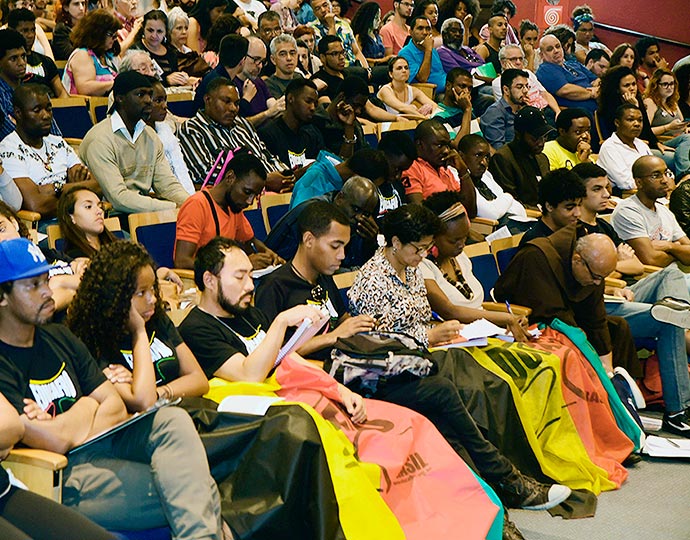 Público participante de uma das audiências públicas que discutiram a proposta de adoção de cotas pela Unicamp Público participante de uma das audiências públicas que discutiram a proposta de adoção de cotas pela Unicamp