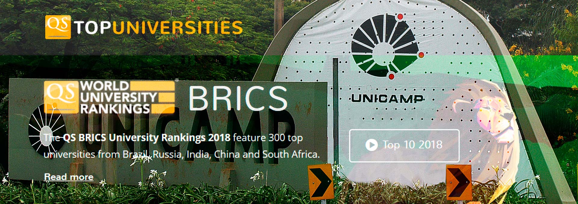 Em primeiro plano logo e o nome Top Universities e World University Rankings BRICS, em segundo plano estrutura de concreto retangular com o logo e o nome Unicamp, embaixo plantas verdes, atrás outra estrutura de concreto em forma de arco com faixa branca com o logo e o nome Unicamp em preto, ao fundo arvores com flores.