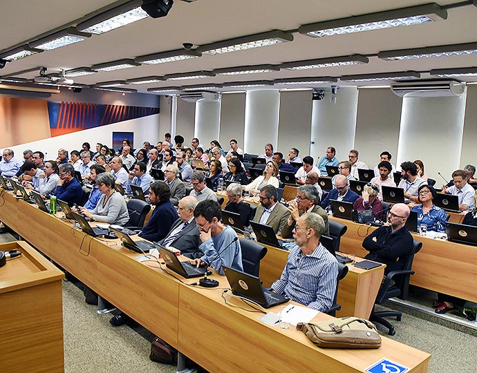 Integrantes do Consu durante reunião extraordináriar Integrantes do Consu durante reunião extraordinária