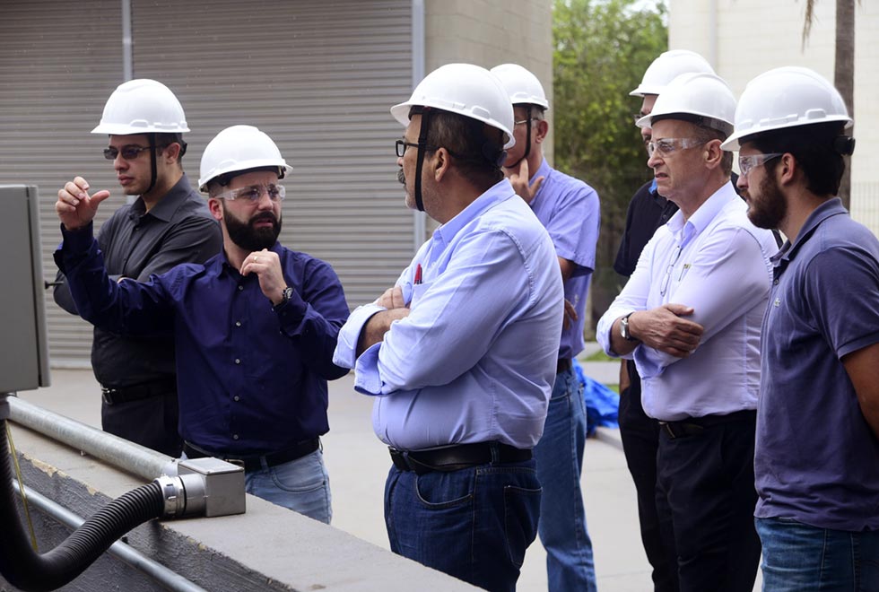 Jorge Luiz Biazussi, pesquisador do Cepetro responsável pelo projeto, explica o funcionamento das bombas Jorge Luiz Biazussi, pesquisador do Cepetro responsável pelo projeto, explica o funcionamento das bombas