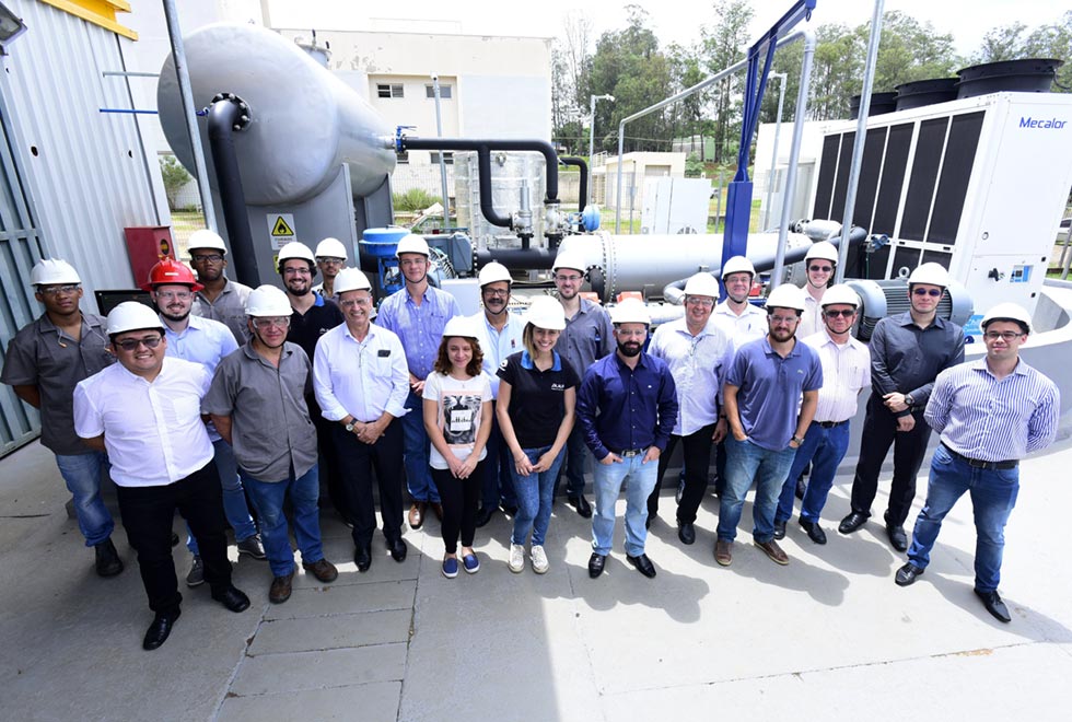 Equipe que irá trabalhar no circuito de testes de bombas centrífugas do Cepetro Equipe que irá trabalhar no circuito de testes de bombas centrífugas do Cepetro