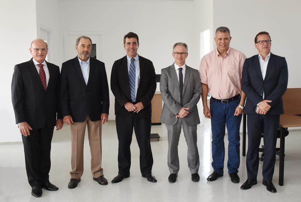Autoridades na inauguração do novo espaço destinado à incubação de empresas Autoridades na inauguração do novo espaço destinado à incubação de empresas