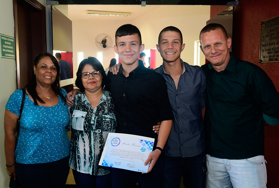 O estudante Matteo trouxe a família para vê-lo receber a menção honrosa O estudante Matteo trouxe a família para vê-lo receber a menção honrosa