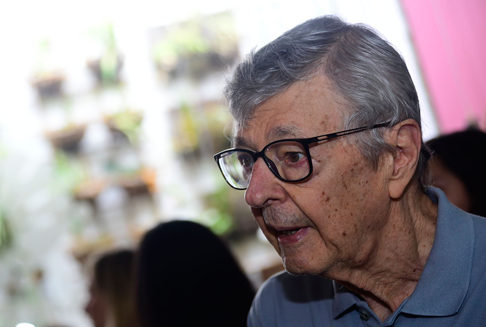 Yaro Burian é professor emérito e foi reconhecido pela dedicação à graduação Yaro Burian é professor emérito e foi reconhecido pela dedicação à graduação