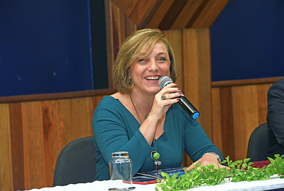 mesa abertura mulher fala