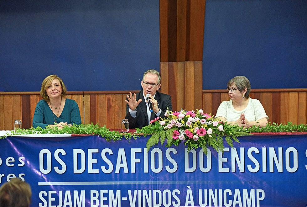 Reitor Marcelo Knobel na abertura do evento mesa