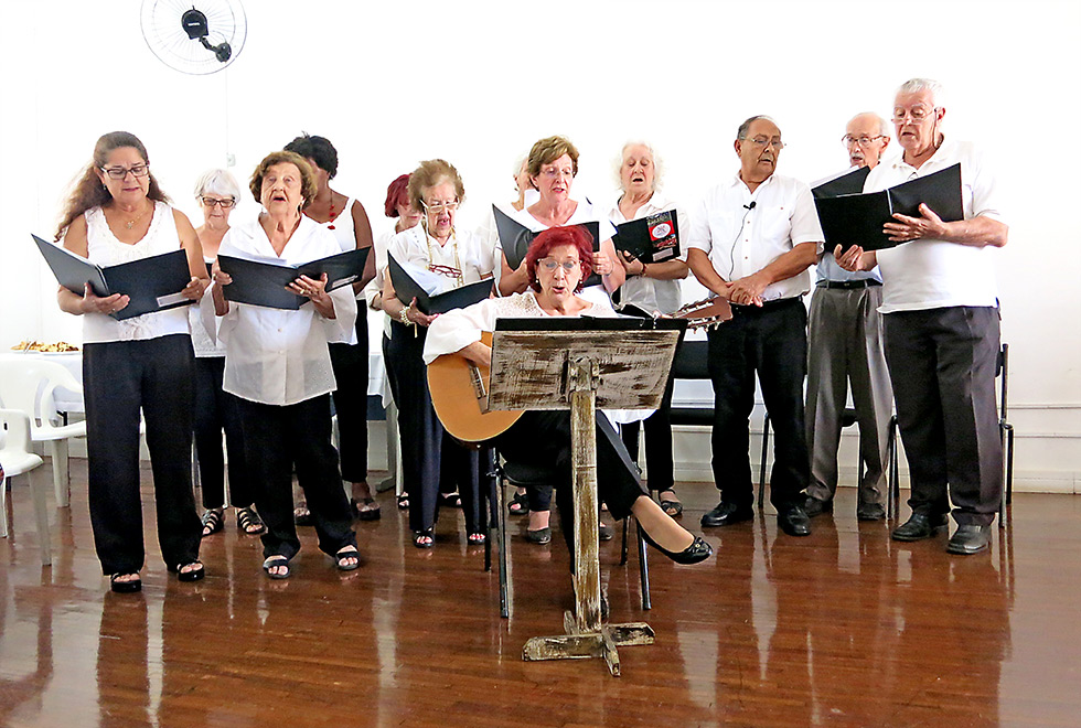 Cantores que integram o programa “Brincando com a Música”, sediado na Estação Guanabara