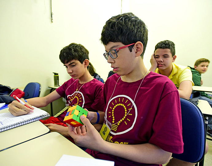 Lógica é o início da programação meninos estudam em sala de aula