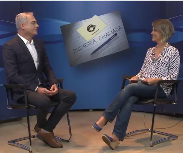 A jornalista Juliana Sangion entrevista o coordenador da Comissão de Vestibulares da Unicamp, professor José Alves de Freitas Neto A jornalista Juliana Sangion entrevista o coordenador da Comissão de Vestibulares da Unicamp, professor José Alves de Freitas Neto