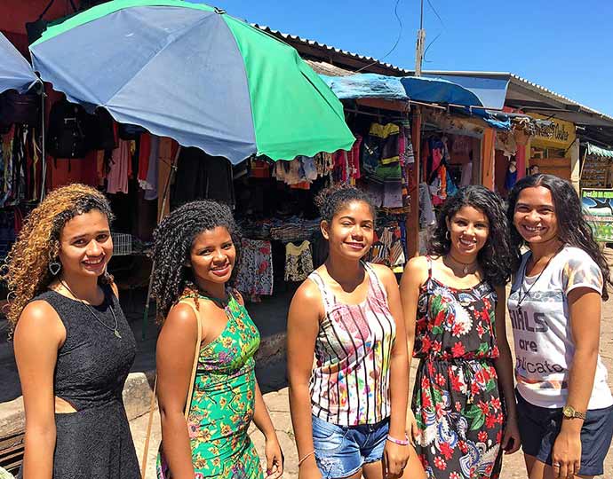 As cinco adolescentes que participam do filme em foto tirada na cidade de Codó. Vestem roupas despojadas e olham para a câmera sorrindo As cinco adolescentes de Codó participaram do filme