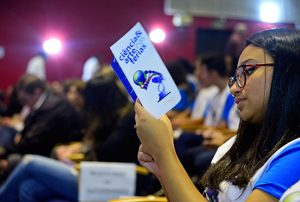 Estudante acompanha abertura do Ciência & Arte nas Férias 2018 Estudante acompanha abertura do Ciência & Arte nas Férias 2018
