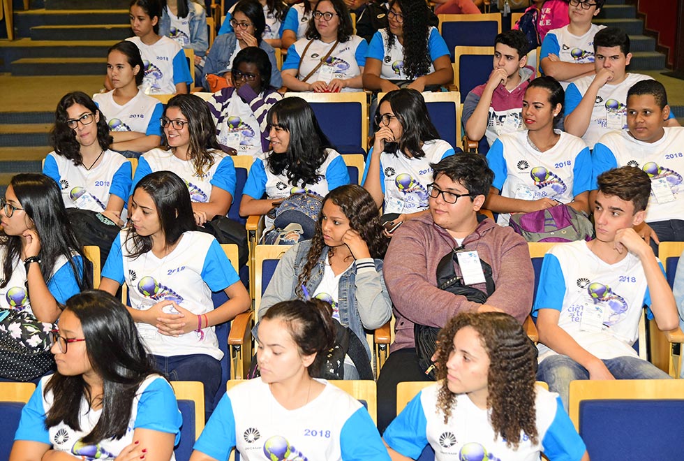 Participantes do Ciência & Arte nas Férias acompanham a abertura da edição 2018