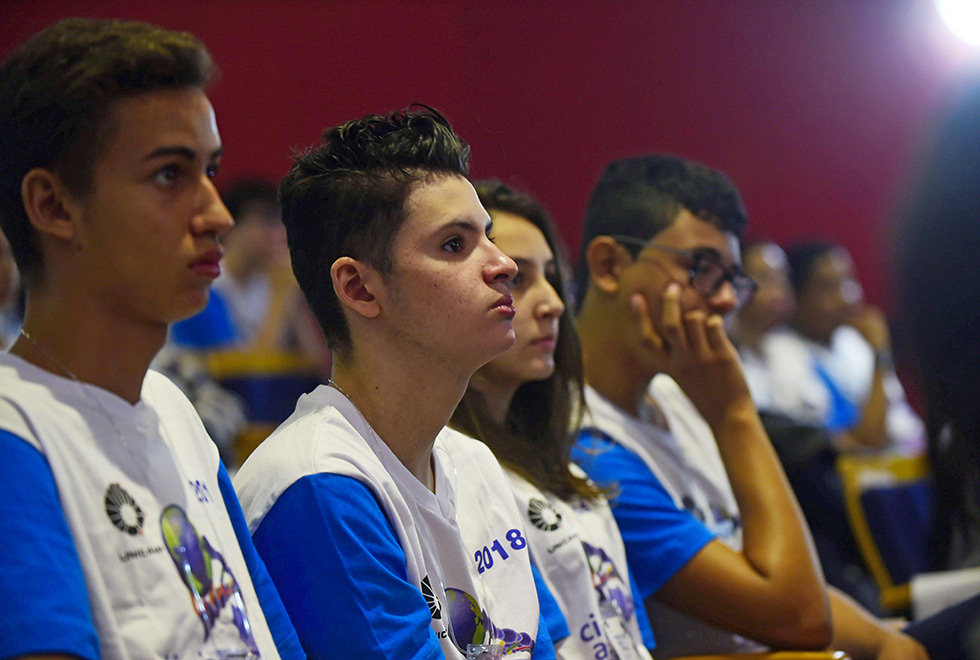 Estudantes durante abertura do evento Estudantes durante abertura do evento