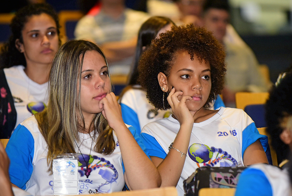 Participantes do Ciência & Arte nas Férias acompanham a abertura da edição 2018