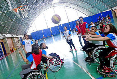 Alunos do Ciência e Arte nas Férias 2018 aprendem sobre basquete sobre rodas