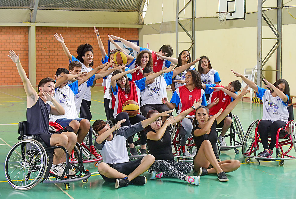 Consunto de alunos e monitores posam para a foto