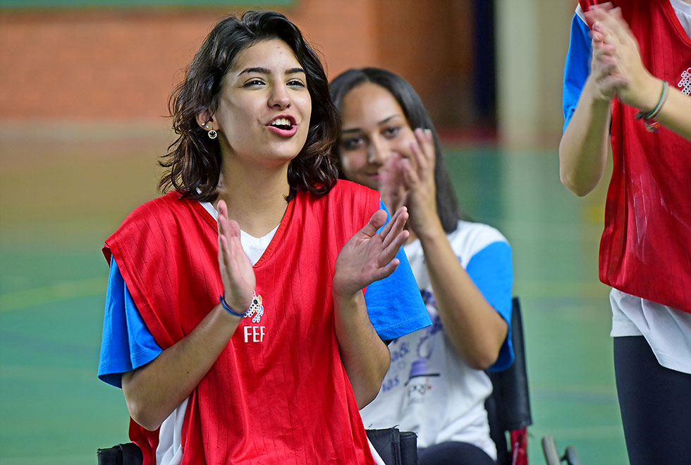 Mariana empolgada com a partida A estudante Mariana em close durante o jogo