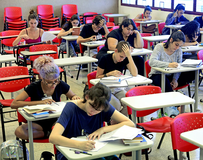 Candidatos fazem prova teórica de habilidades em Artes Cênicas Candidatos fazem prova teórica de habilidades em Artes Cênicas