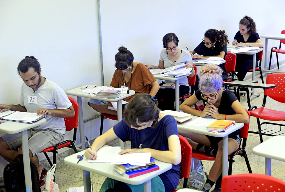 Vestibulandos durante prova de habilidades em Artes Cênicas Vestibulandos durante prova de habilidades em Artes Cênicas