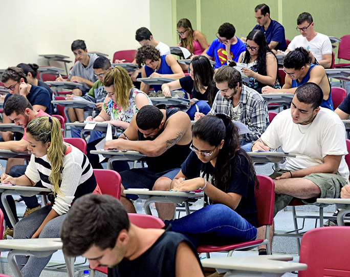 Ciclo Básico da Unicamp, em Campinas. Imagem do primeiro dia das provas, no domingo