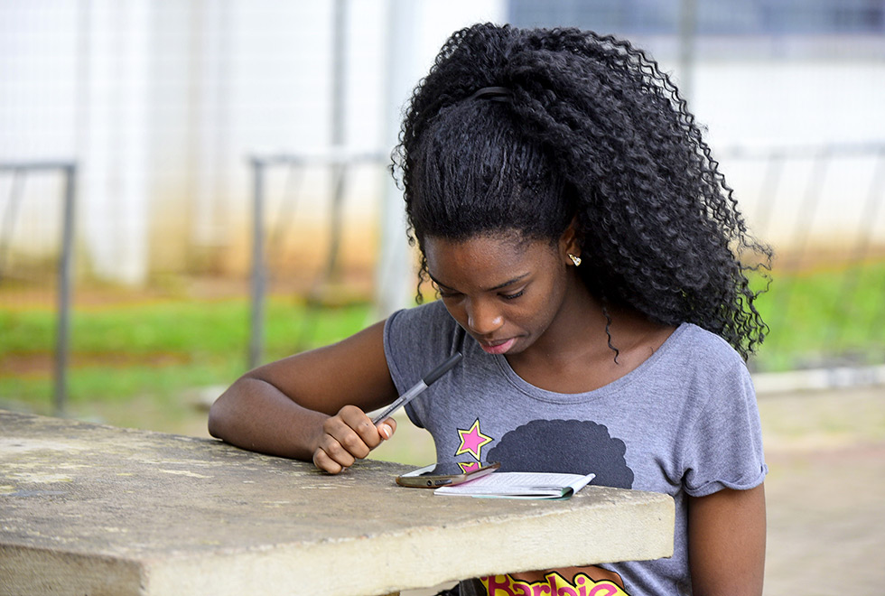 menina estuda