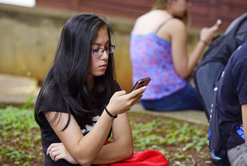 menina olha no celular