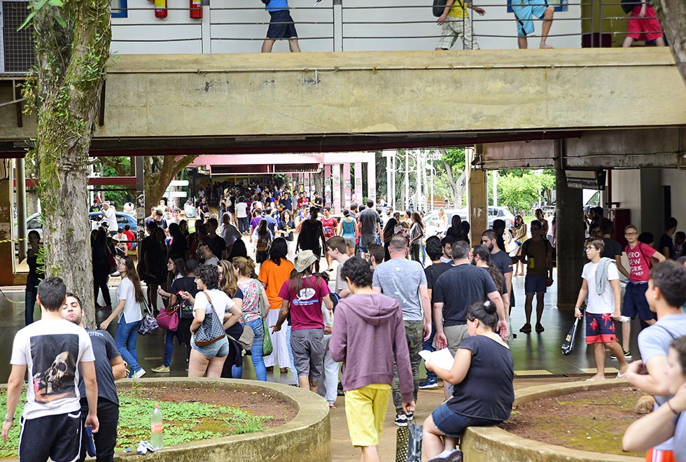 estudantes chegam para prova