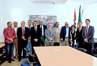 Participantes da reunião em foto no Gabinete do Reitor Participantes da reunião em foto no Gabinete do Reitor
