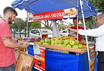 Fiscal da Setec orienta ambulante que atua irregularmente nas imediações do HC Fiscal da Setec orienta ambulante que atua irregularmente nas imediações do HC