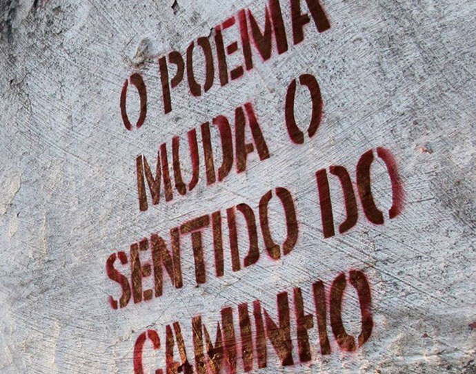 Ação do coletivo - poema em muro 