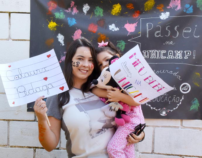 Mariana Lemuchi aprovada na FE, com a filha Sofia no colo