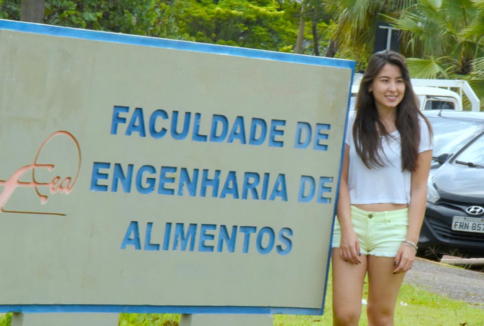 Estudante diante da faculdade de aprovação