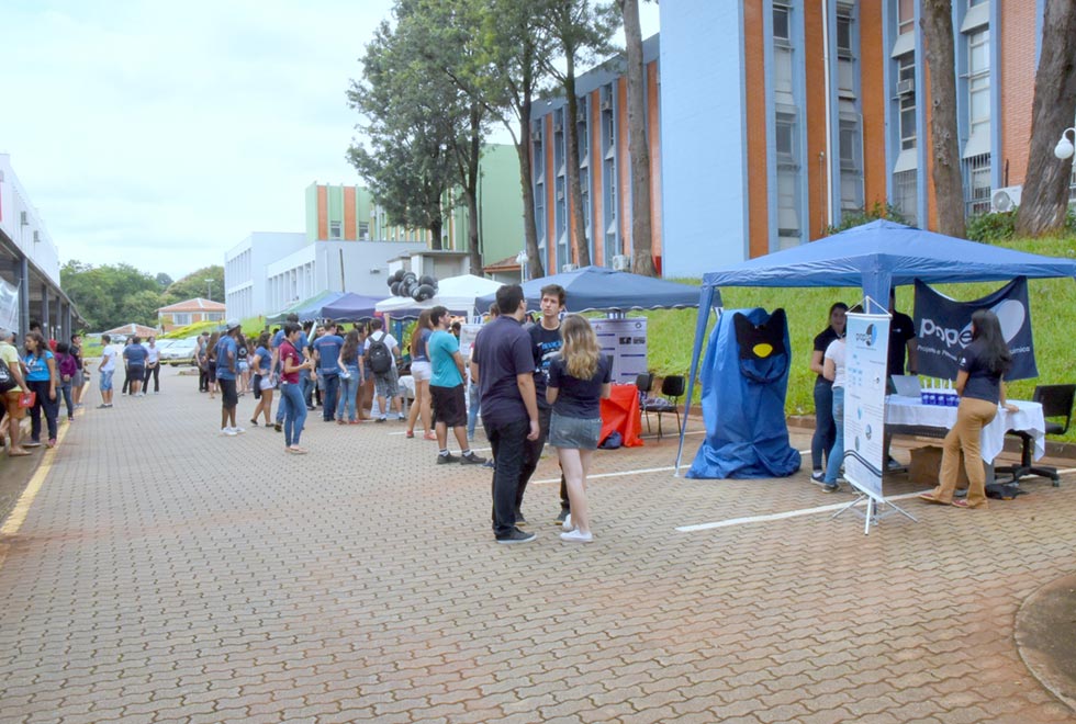 FEQ recebe calouros e mostra estandes de entidades estudantis