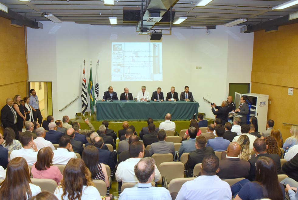 Mesa de autoridades durante entrega de equipamentos para o HC