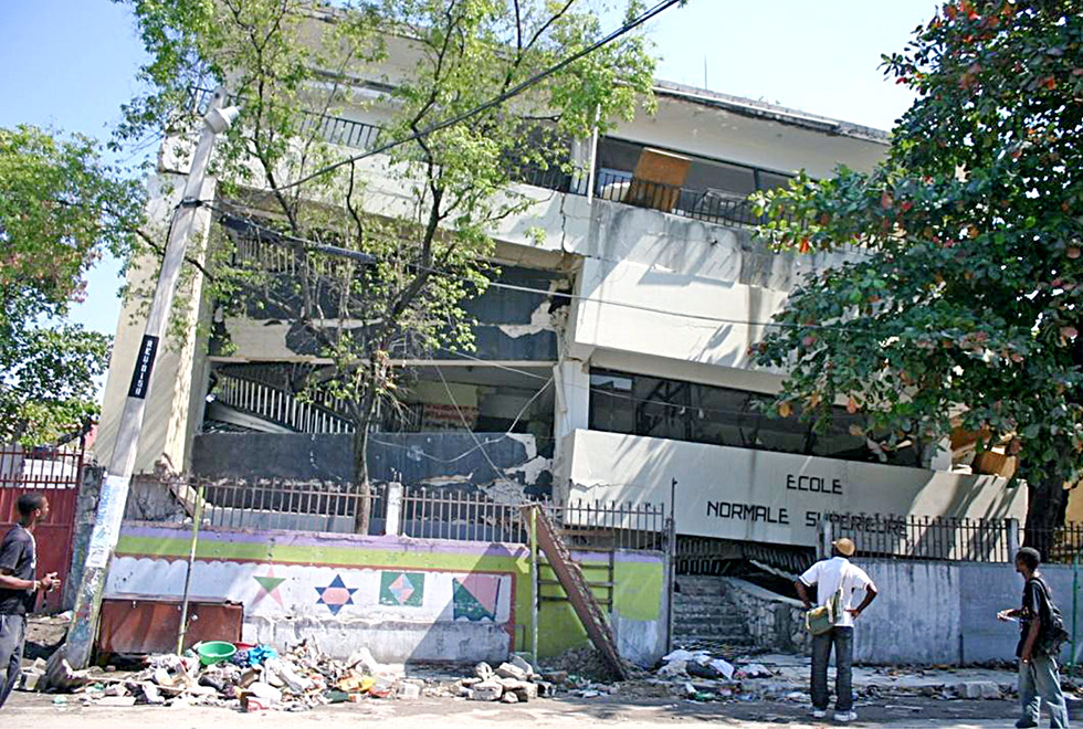 Fachada principal da Escola Normal Superior (ENS) depois do terremoto