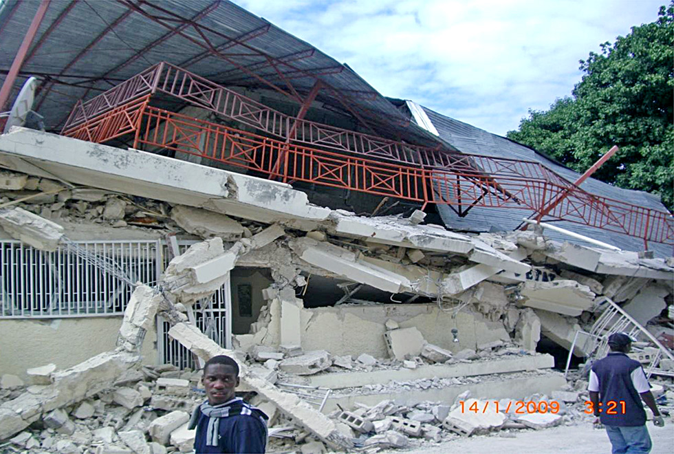 Ruínas da FLA dois dias após o primeiro terremoto