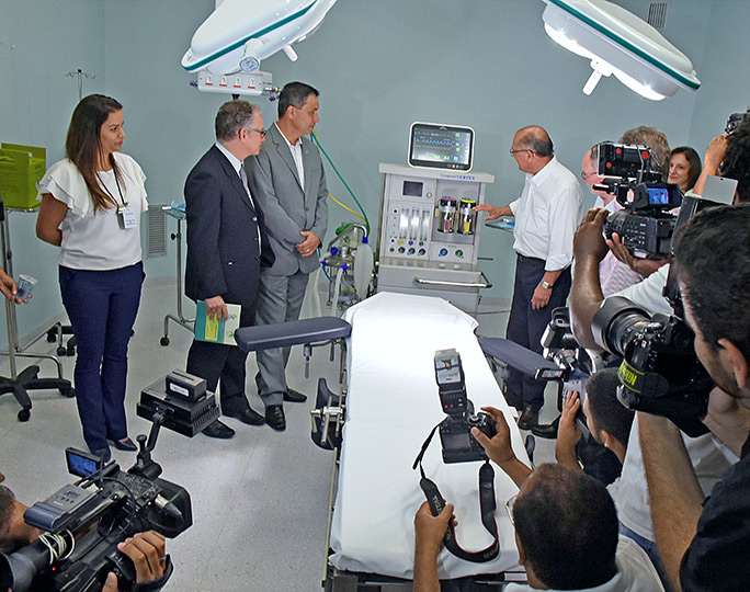 Reitor Marcelo Knobel e governador Geraldo Alckmin visitam o novo hospital