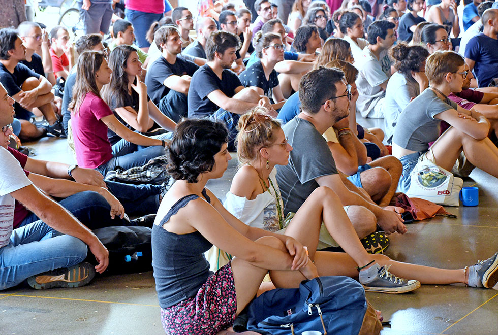 estudantes assistem orquestra