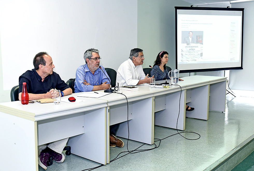 Professores do IEL compõem a mesa ao lado de Paulo Henrique Amorim