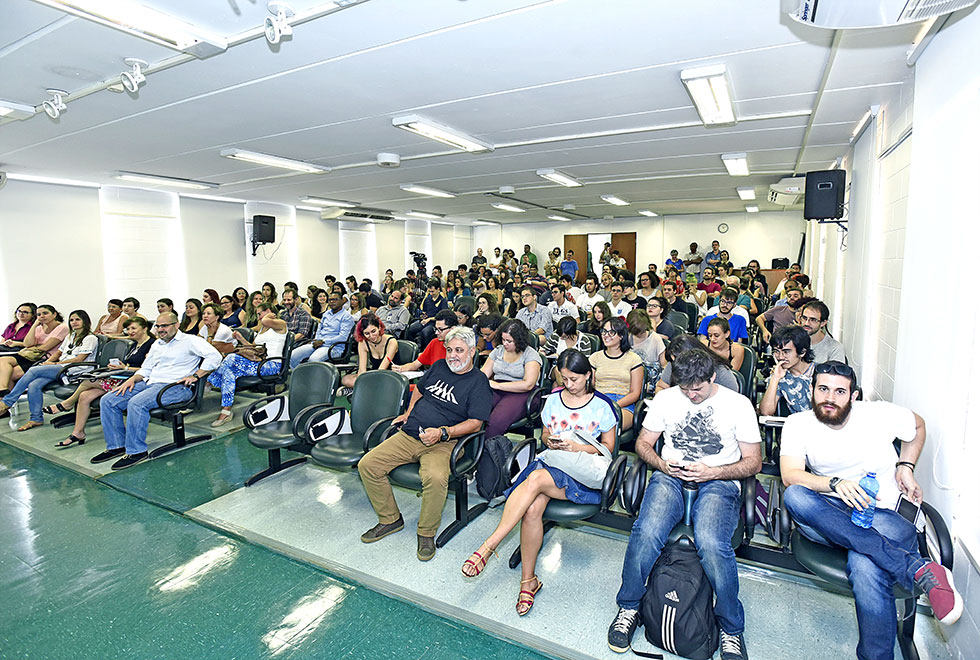 Público lotou auditório para acompanhar a palestra Público lotou auditório para acompanhar a palestra