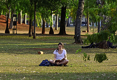 Estudante faz pausa para leitura na Praça da Paz