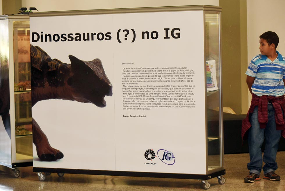 Exposição Dinossauros (?), no saguão do Instituto de Geociências da Unicamp x